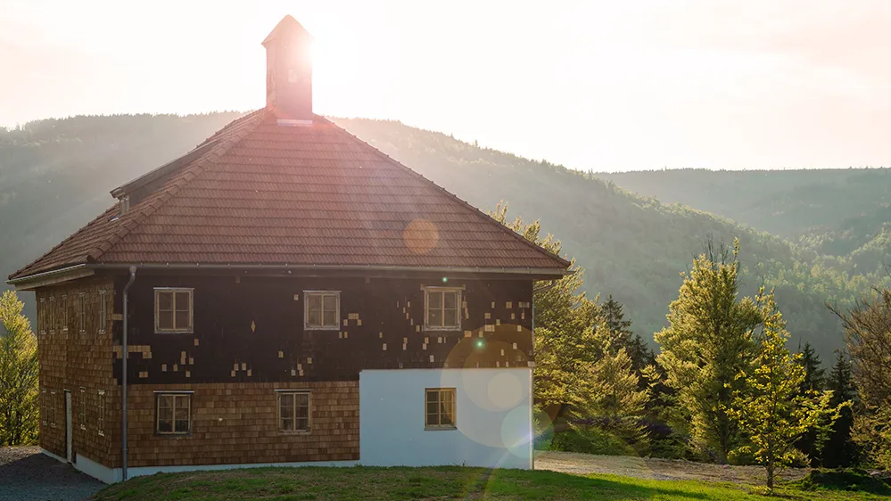 Ein altes Bauernhaus im Gegenlicht