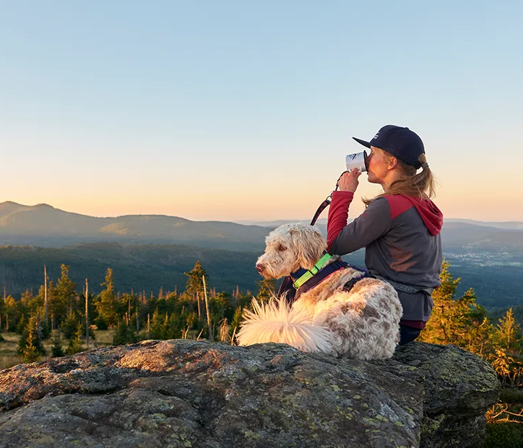 Frauchen und Hund gemeinsam am Gipfel