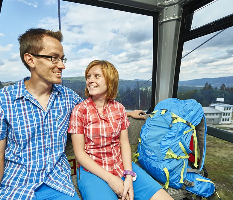 Pärchen sitzt in einer Arber-Gondel