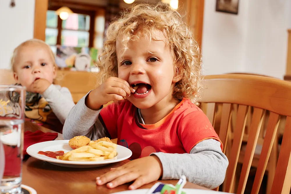 Kinder beim Essen in der regionalen Gastronomie