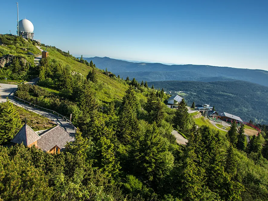Der Blick auf den sanften grünen König des Bayerischen Waldes, mit unverwechselbarem Radom und den Bergstationen.