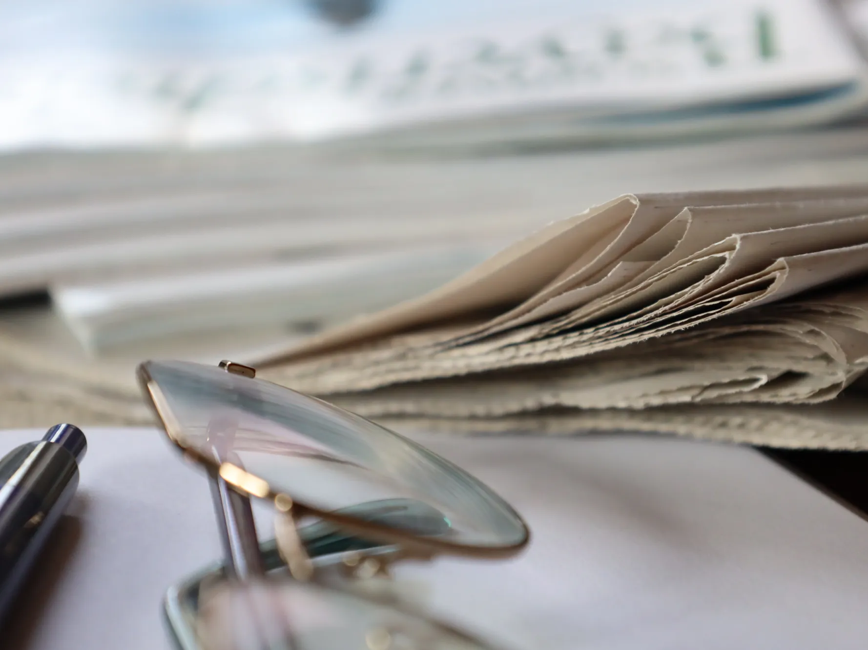 Zeitungsstapel am Arbeitstisch