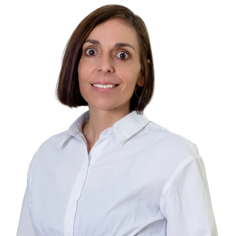 Mit einem warmen Lächeln, gekleidet in schlichter, weißer Bluse, präsentiert sich unsere Mitarbeiterin Sabrina Dillinger aus der Tourist Info Neuschönau.