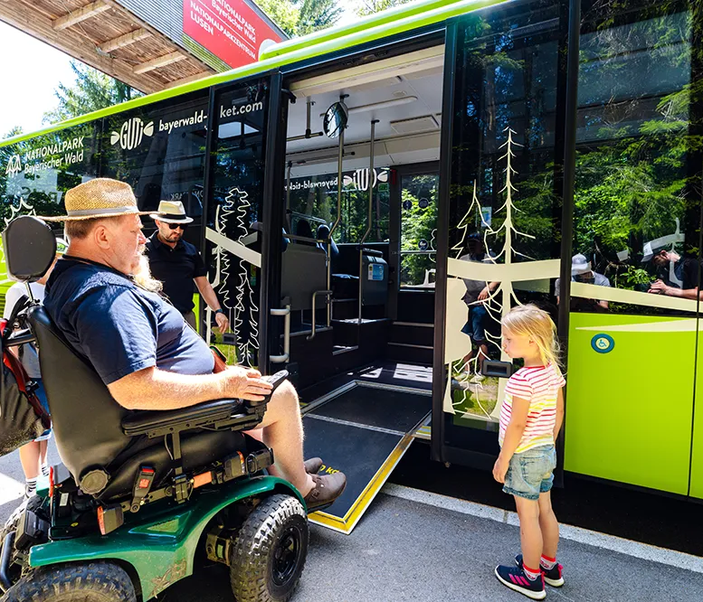 Igelbus nimmt Rollstuhlfahrer auf