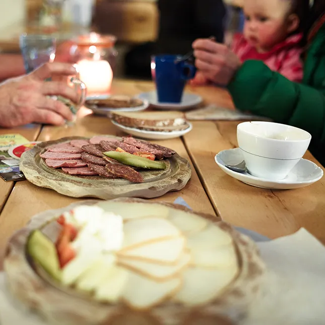 Tisch mit Käse- und Wurtsplatte