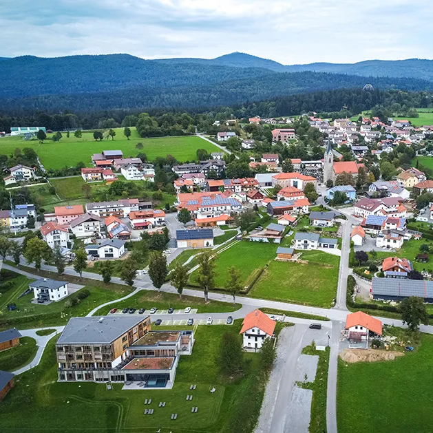 Blick aus der Luft auf Neuschönau, Lusen und Baumwipfelpfad im Hintergrund