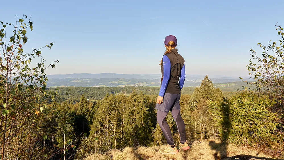 Mädel blickt über Tal