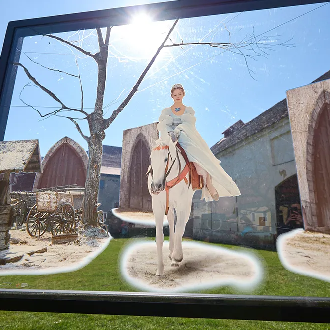 Aschenbrödel Glasbild im Hof der Burg Svihov