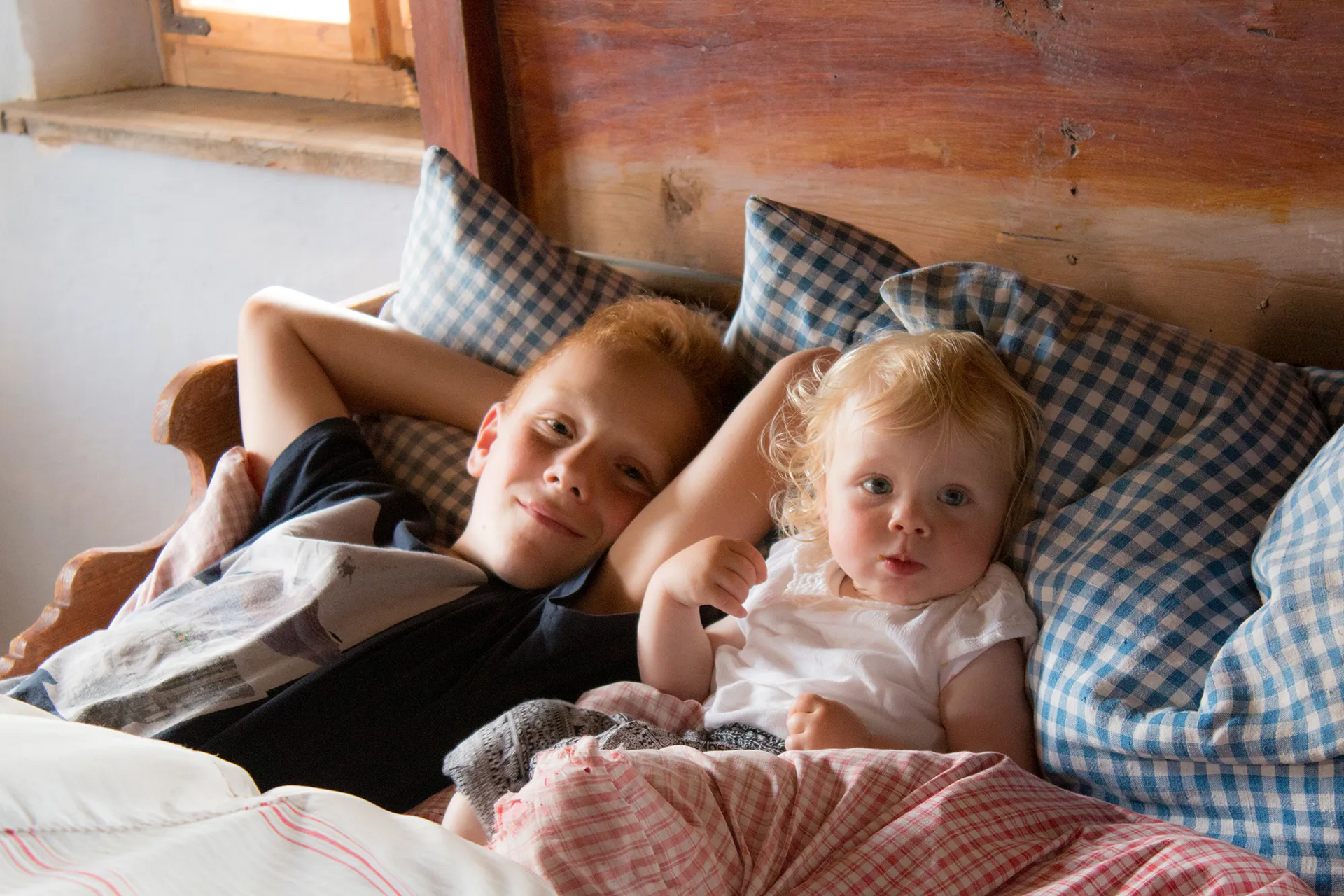Kinder kuscheln im Bett