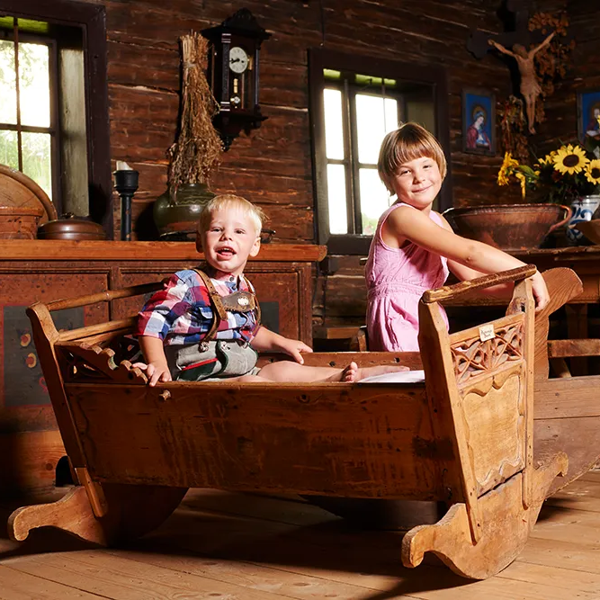 Kinder in alter Stube