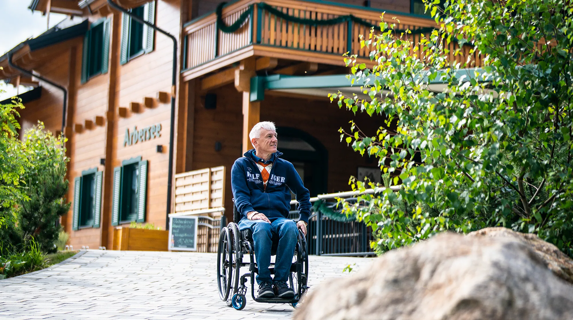 Rollstuhfahrer vor Restaurant