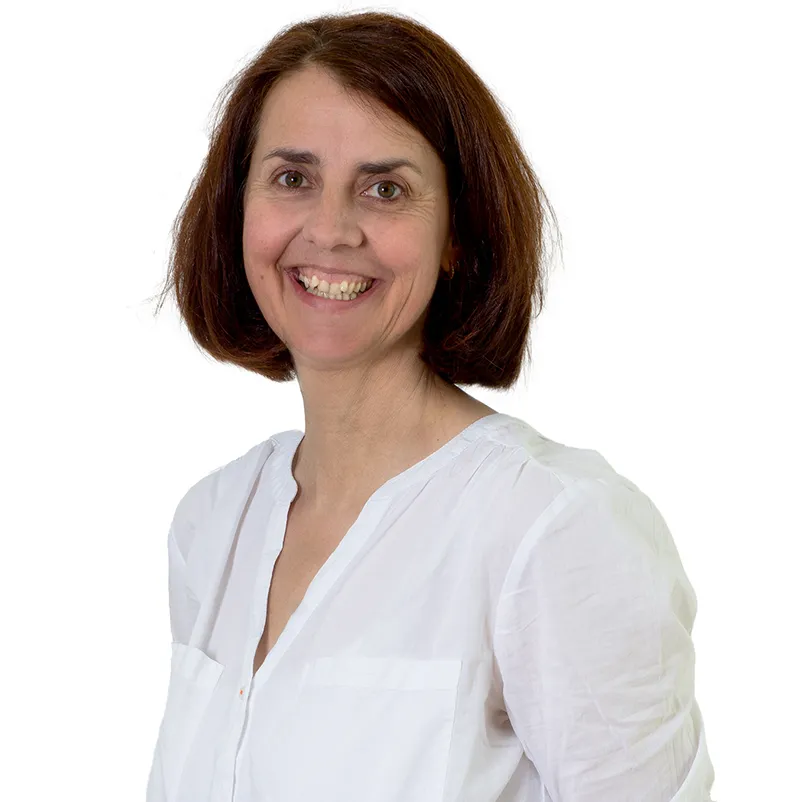 Monika Deuschinger, Tourist Info Neuschönau In einem weißen Oberteil lächelt die Mitarbeiterin, Monika Deuschinger, fröhlich.