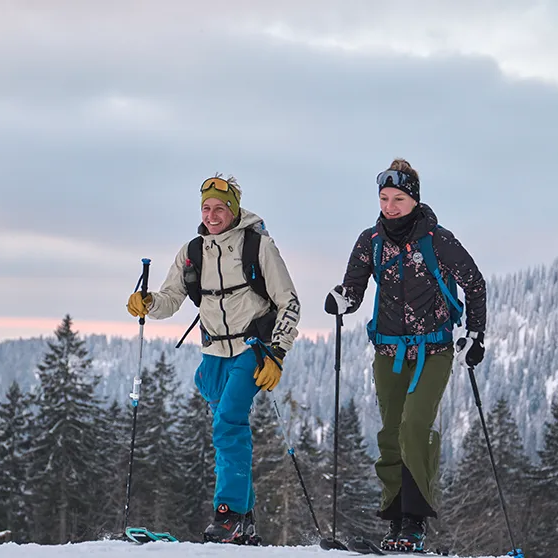 Paar auf Skitour