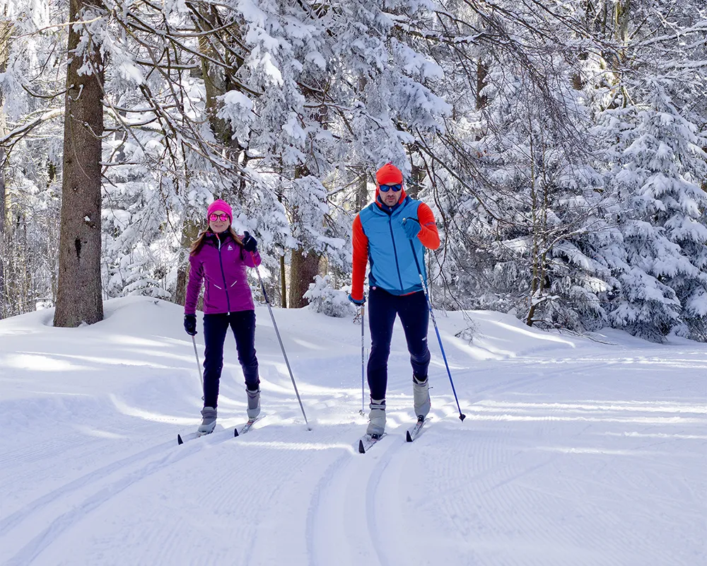 Paar beim Langlaufen in der verschneiten Region Langlaufen im Bayerischen Wald
