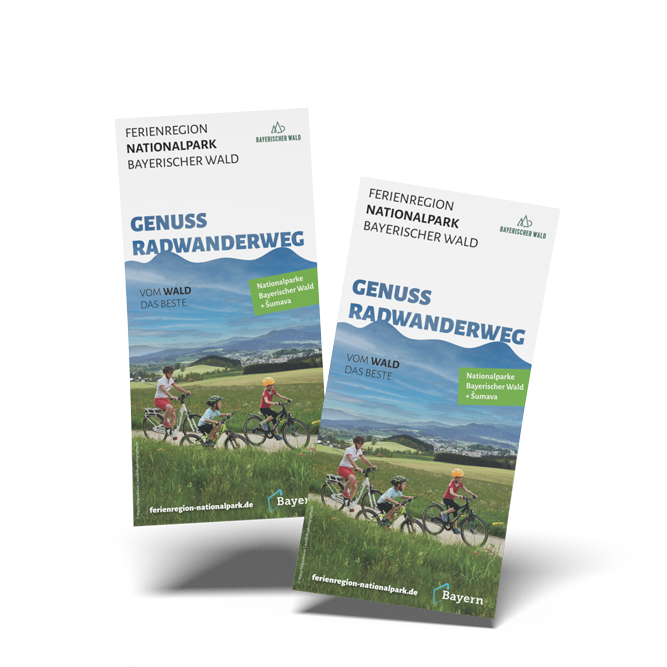 Zwei Exemplare des Pocketguide zeigen die Vorderseite für den Genuss Radwanderweg im Nationalpark Bayerischer Wald, mit Bildern von Radfahrern on Tour.
