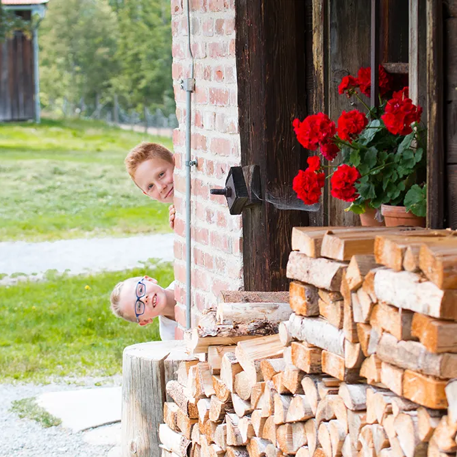 Kinder im Freilichtmuseum Finsterau