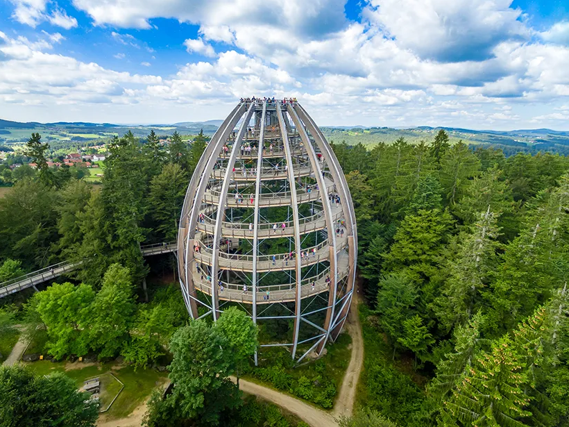 Eine beeindruckende Aussicht auf den unverkennbaren Holzturm des Pfades in Eiform, umgeben von den dichten Wäldern am Rand der Nationalparkgemeinde Neuschönau.