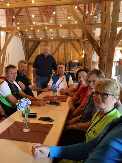 Gruppe Radfahrer bei der Pause