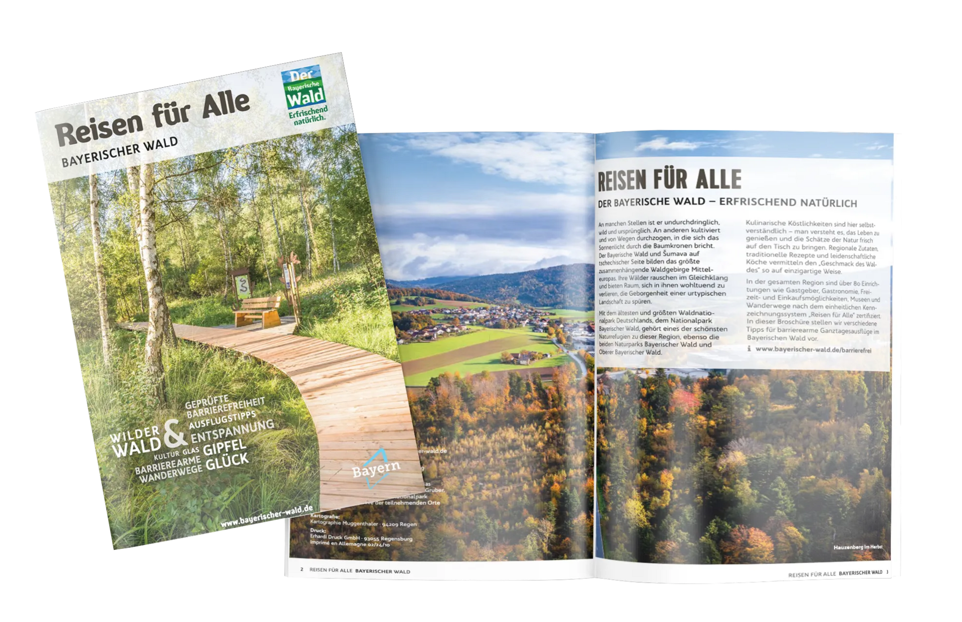Der aufgefaltete Reiseführer "Reisen für alle" im Bayerischen Wald liegt auf einem Tisch. Auf den Bildern sind malerischen Landschaften zu sehen.