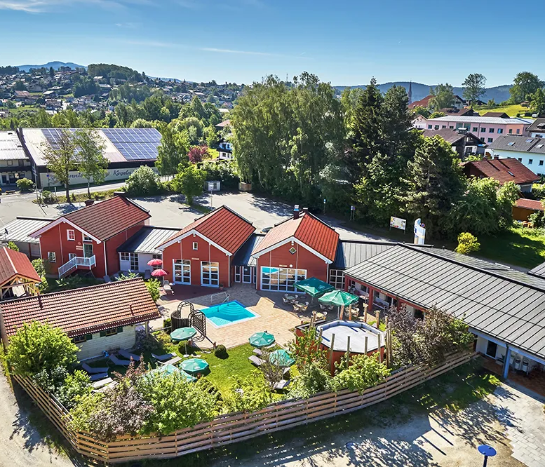 Vogelperspektive auf das Saunadorf