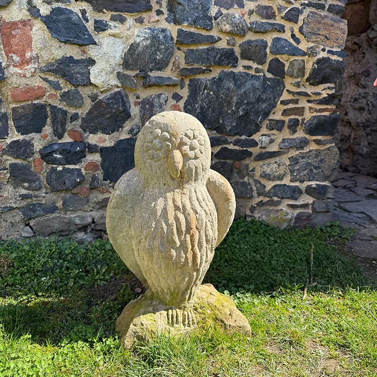 Eulenskulptur vor Aschenbrödel Ausstellung