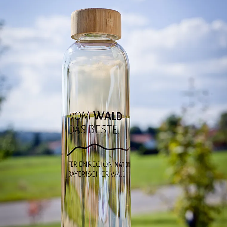Glasflasche zum Auffüllen, im Wald das Beste-Design