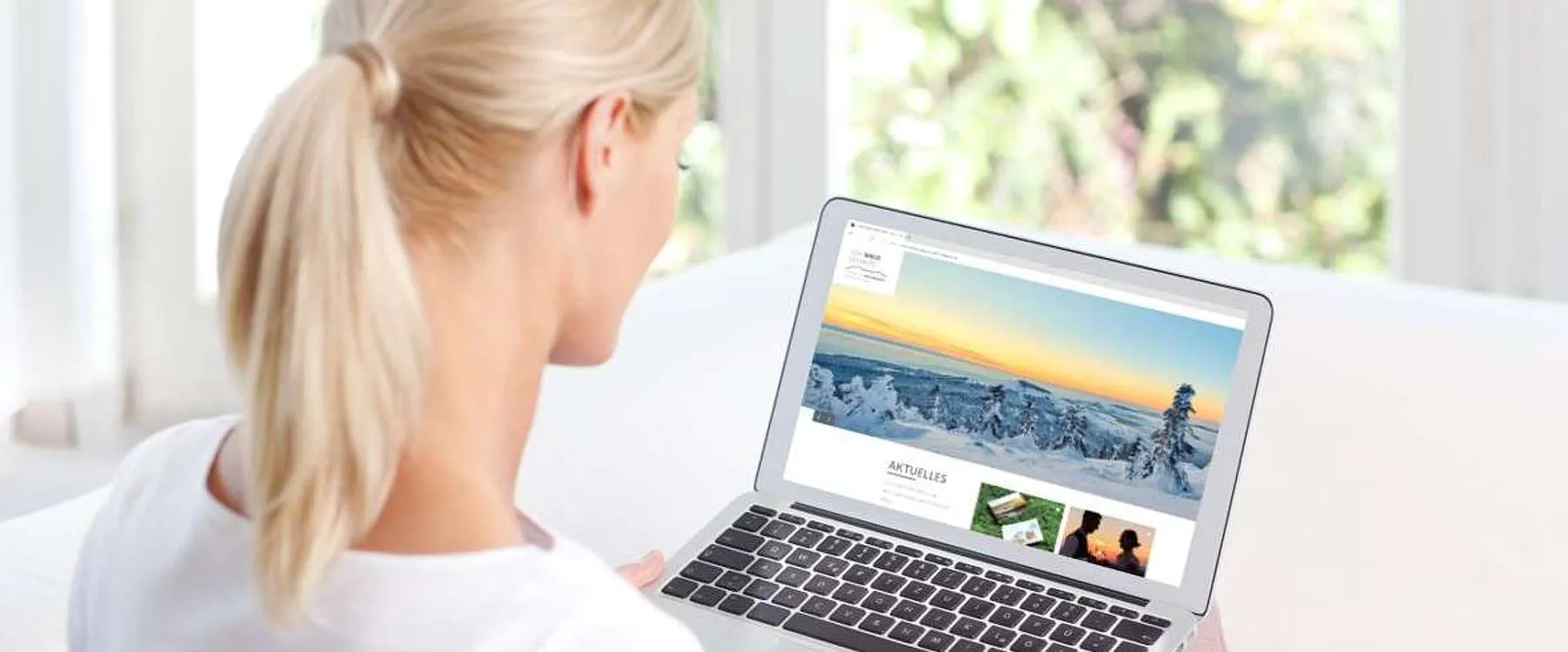 Frau sitzt am Laptop