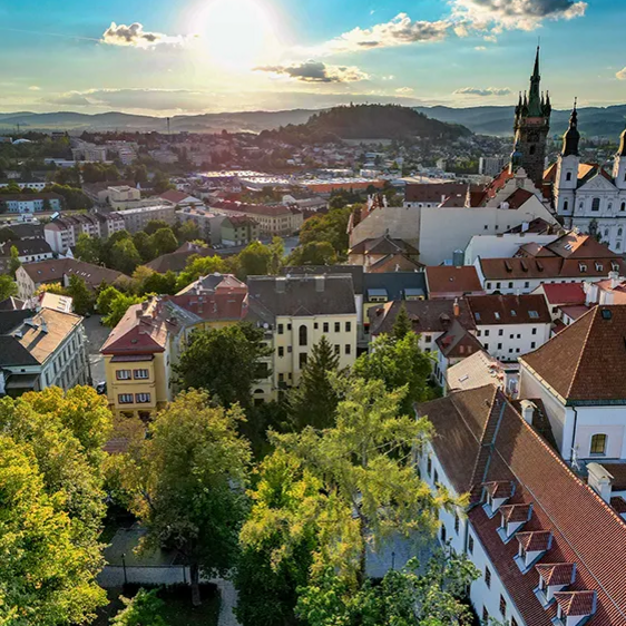 Blick auf Klattau mit Stadtplatz und Park, Drohnenaufnahme