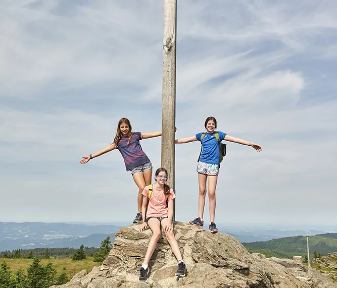 Kinder am Gipfelkreuz des Großen Arber