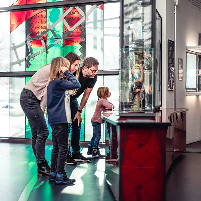 Familie im Glasmuseum