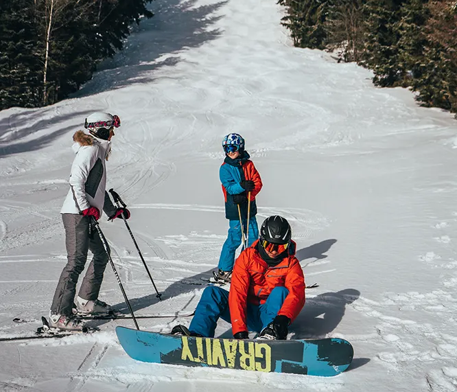 Ski- und Snowboardfahrer bereiten sich auf die Abfahrt am Spicak in Tschechien vor