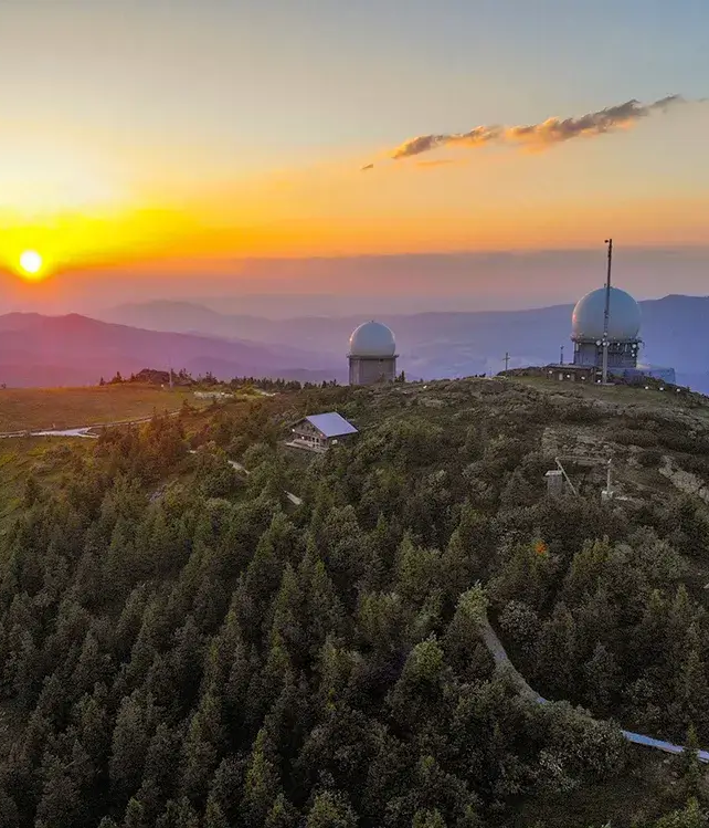 Ein atemberaubender Sonnenuntergang über dem Gipfel des Großen Arber, mit den zwei markanten Radaranlagen.