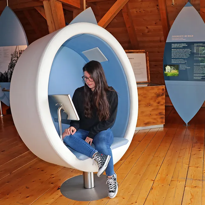 Kind sitzt in Stuhl im Waldgeschichtlichen Museum