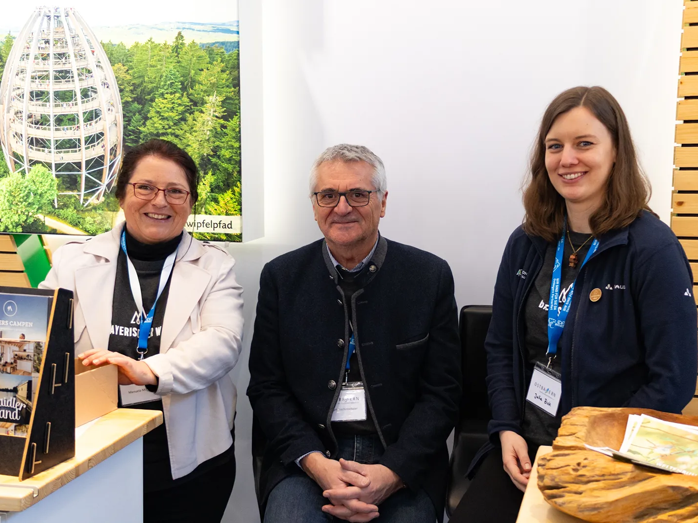 Die freundlichen Gesichter der Messestandmitarbeiter strahlen, während sie Besucher über die Region und ihre Attraktionen informieren.