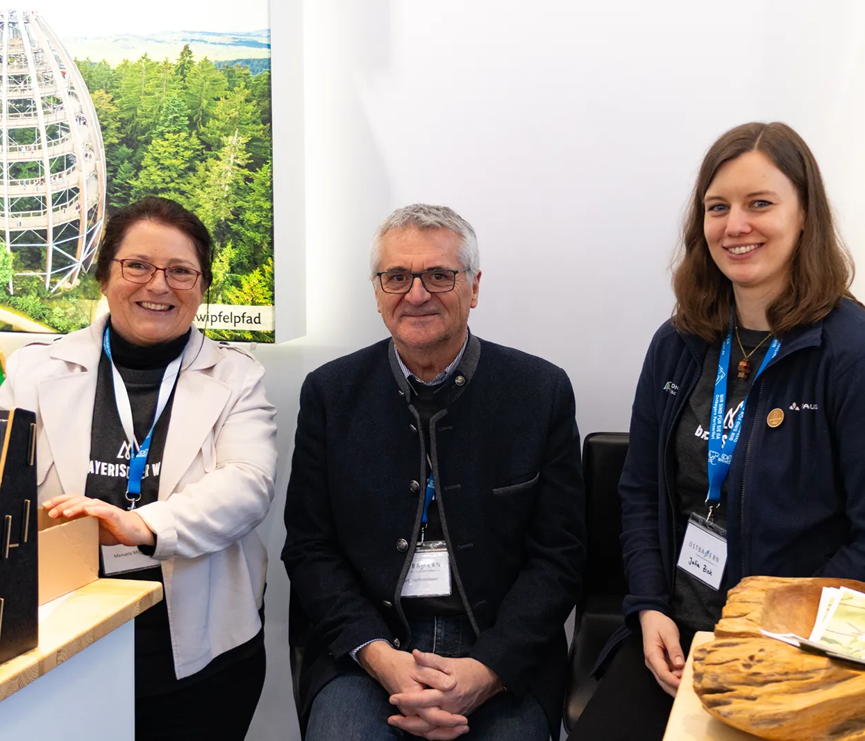 Die freundlichen Gesichter der Messestandmitarbeiter strahlen, während sie Besucher über die Region und ihre Attraktionen informieren.