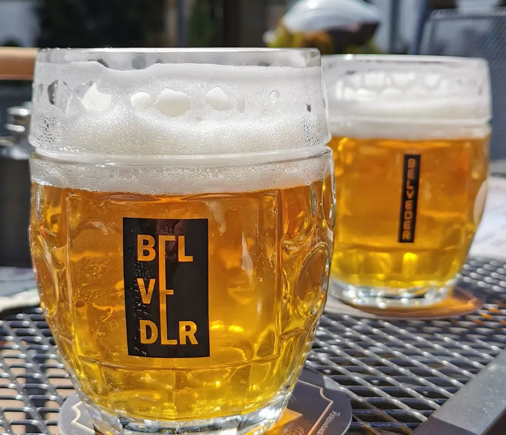Ein Glas mit frisch gezapftem Bier