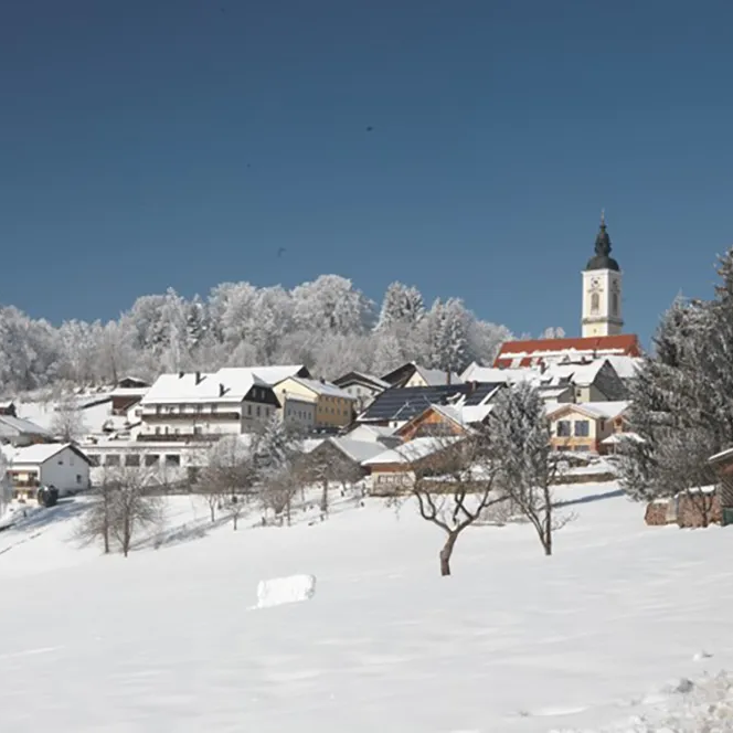 Winterzauber in Kirchdorf im Wald Kirchdorf im Wald im Winter mit schneebedeckten Dächern