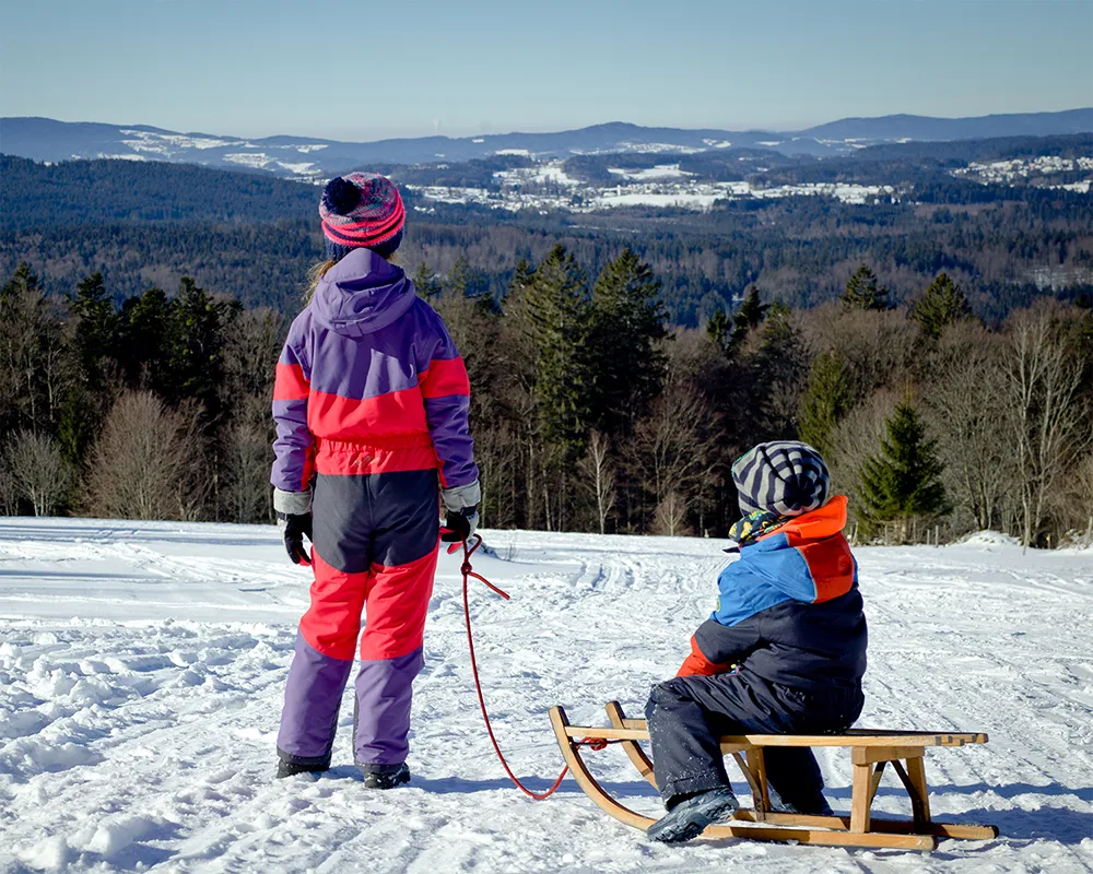 Schlittenfahren in der winterlichen Berglandschaft Schlittenfahren im Bayerischen Wald