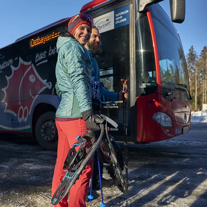 Leute steigen in Skibus ein