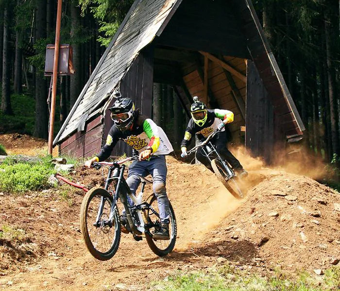 Zwei Mountainbiker im Bikepark Spicak