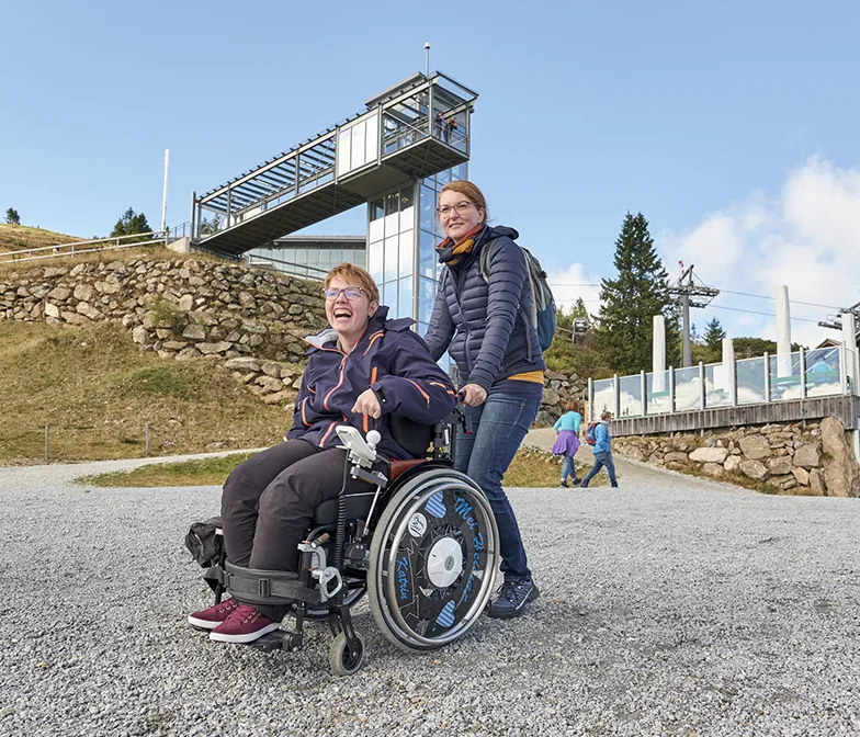 Rollstuhfahrerin vor Eisensteiner Hütte am Arber