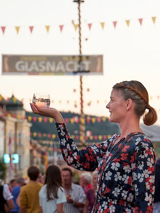 Frau hält Glas hoch