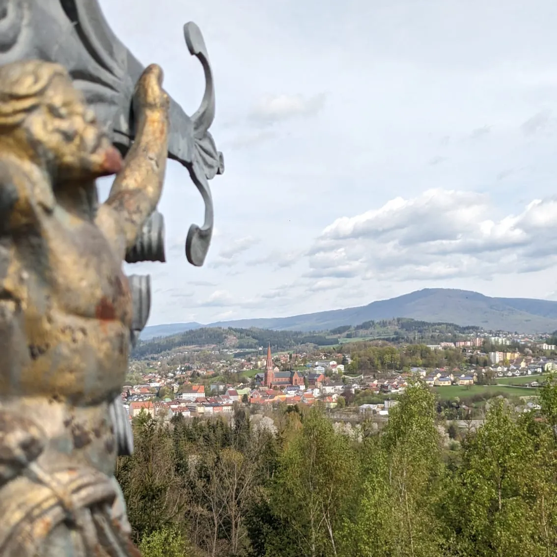 Die Stadt Zwiesel mit dem Großen Falkenstein im Hintergrund Blick auf Zwiesel vom Einsiedeleifelsen aus