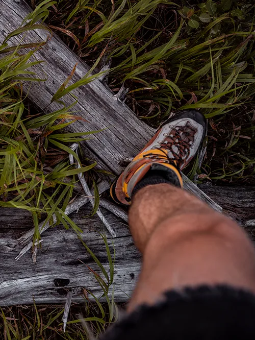 Wanderer in wildem Gelände