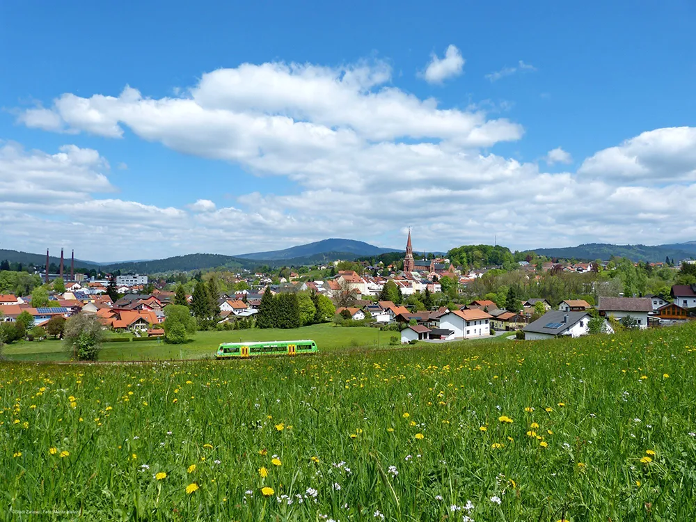Blick auf Zwiesel mit der Waldbahn im Vordergrund