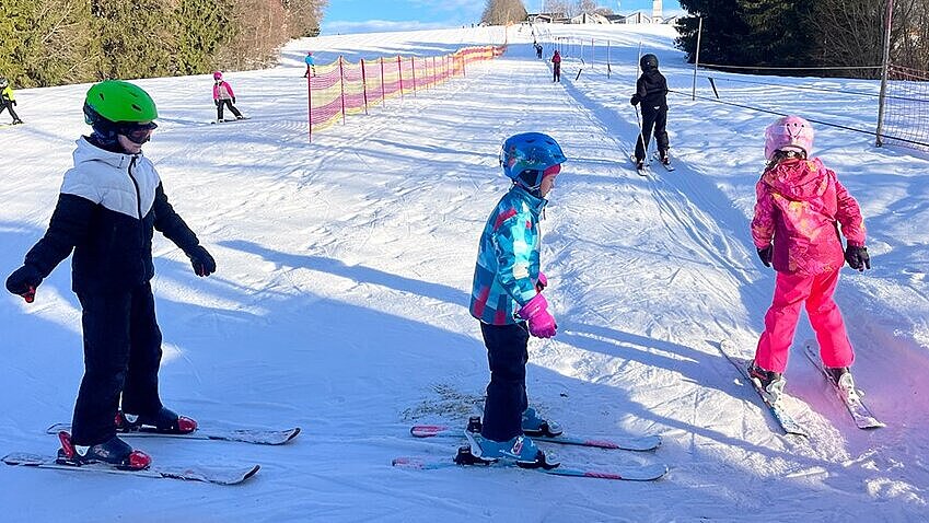 Kinder am Skilift