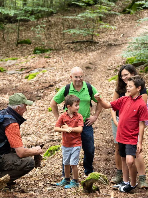 Familie bei einer Führung aus dem Erlebnisprogramm