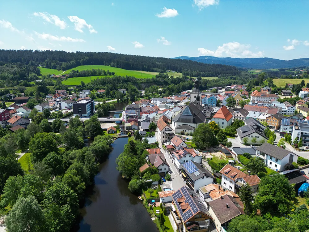 Blick auf die Stadt Regen mit dem namenssgebenden Fluss