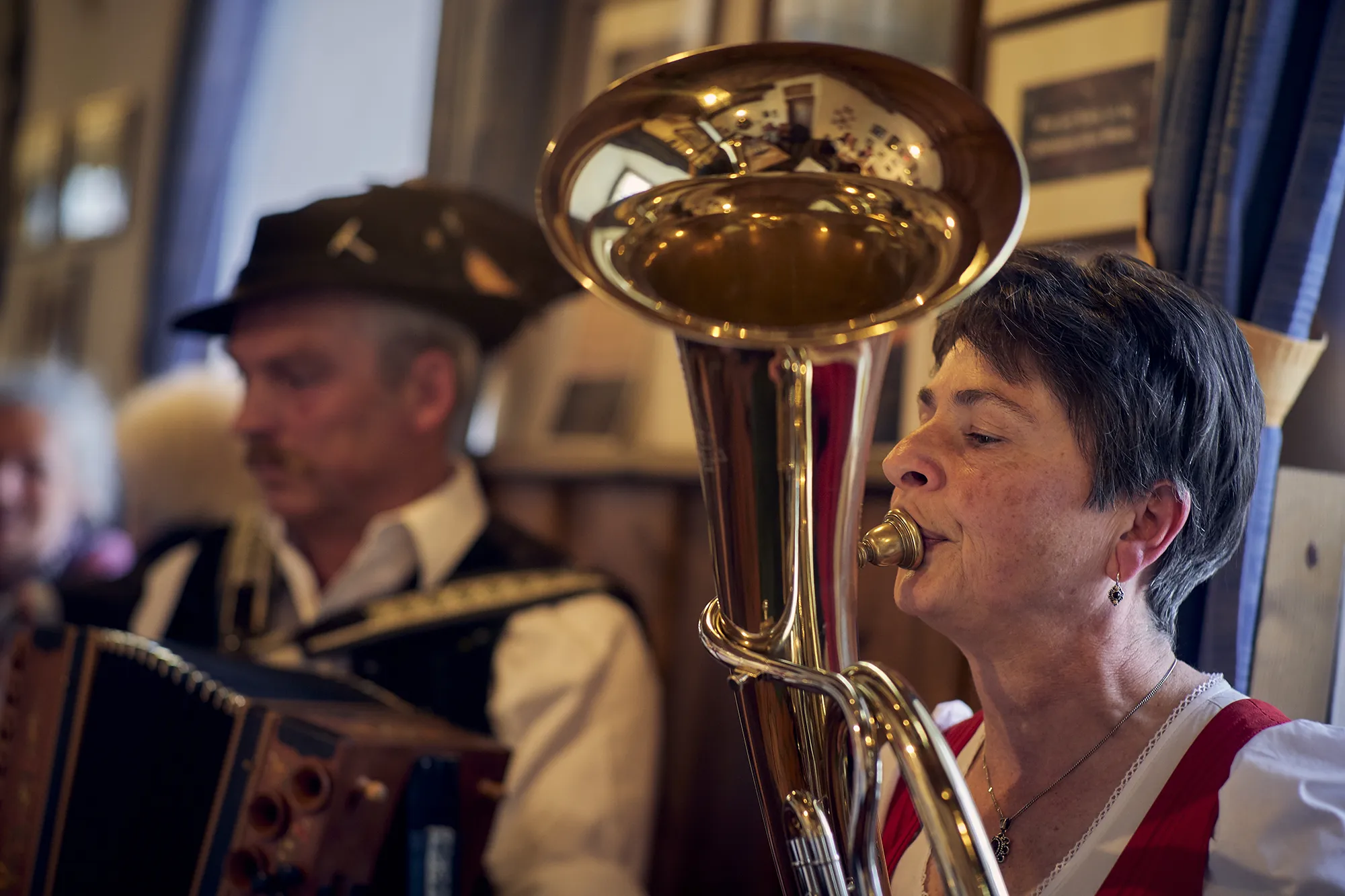 Musikspielende Frau im Dirndl Frau mit Tuba