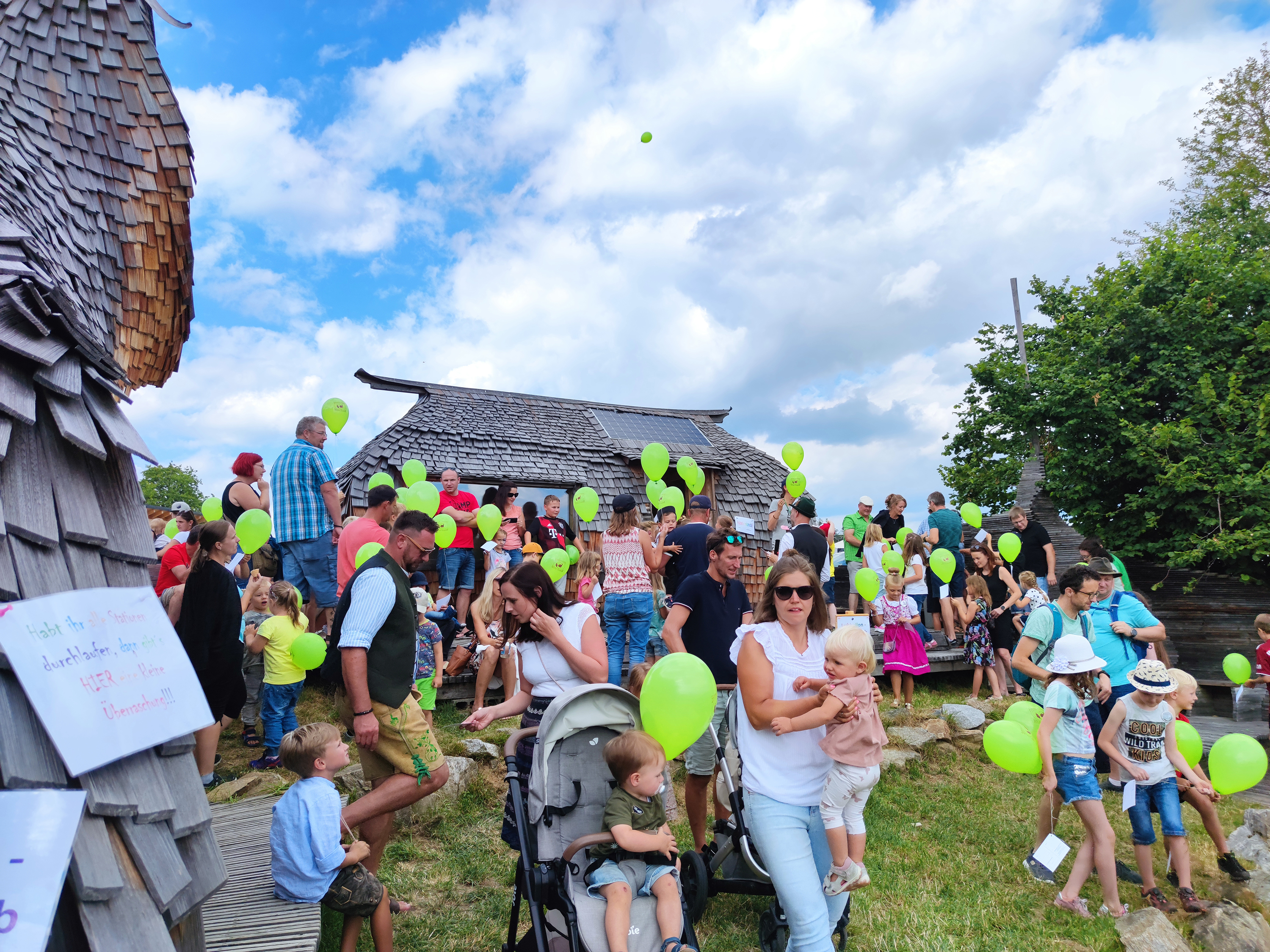 Kinderfest mit vielen Kindern und Luftballons
